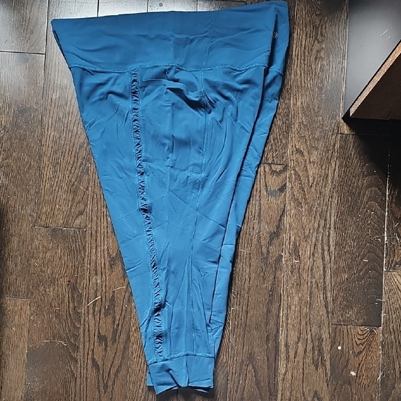 Athleta Teal Salutation Stash Ruch 7/8 Leggings - Picture 4 of 5